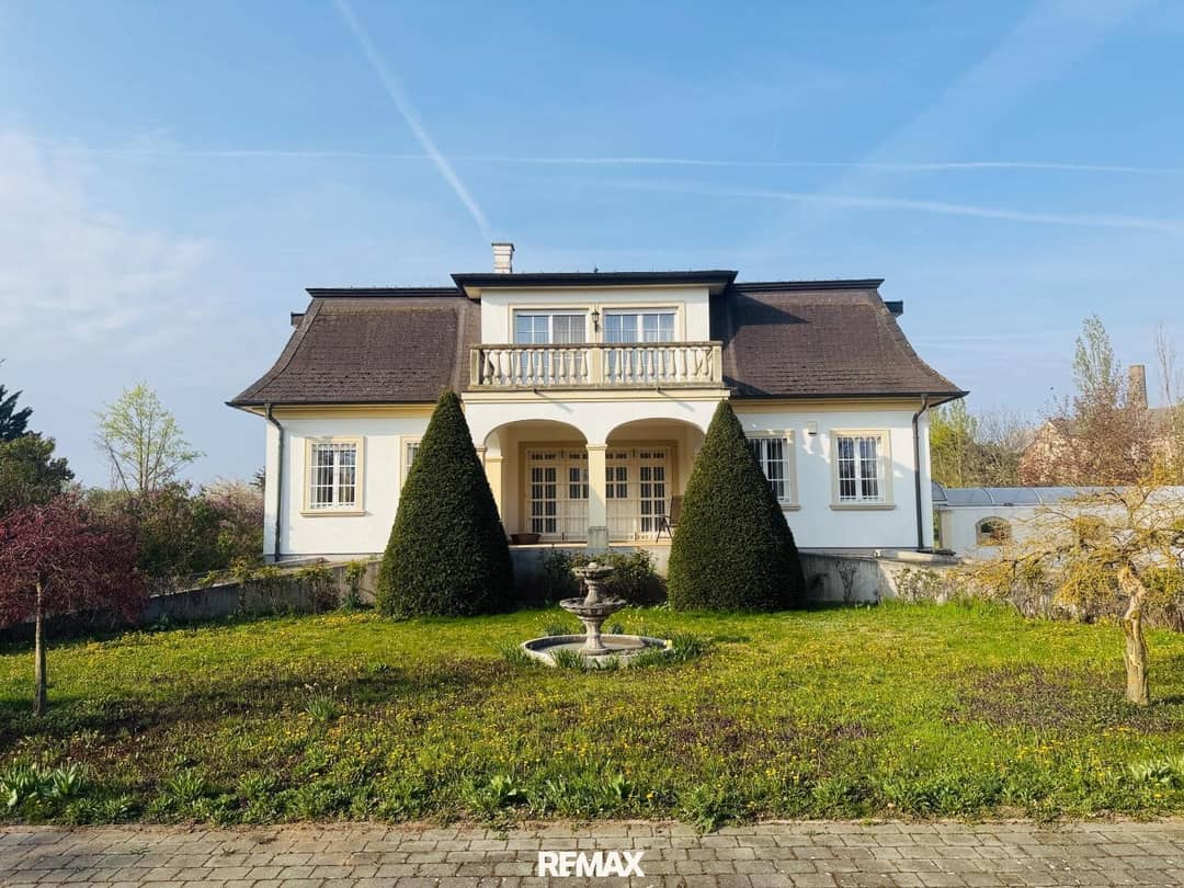 Villa mit Parkgarten und Nebengebäuden