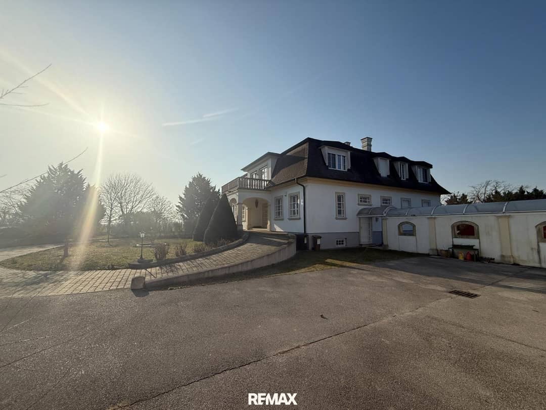 Villa mit seitlich überdachten Eingang