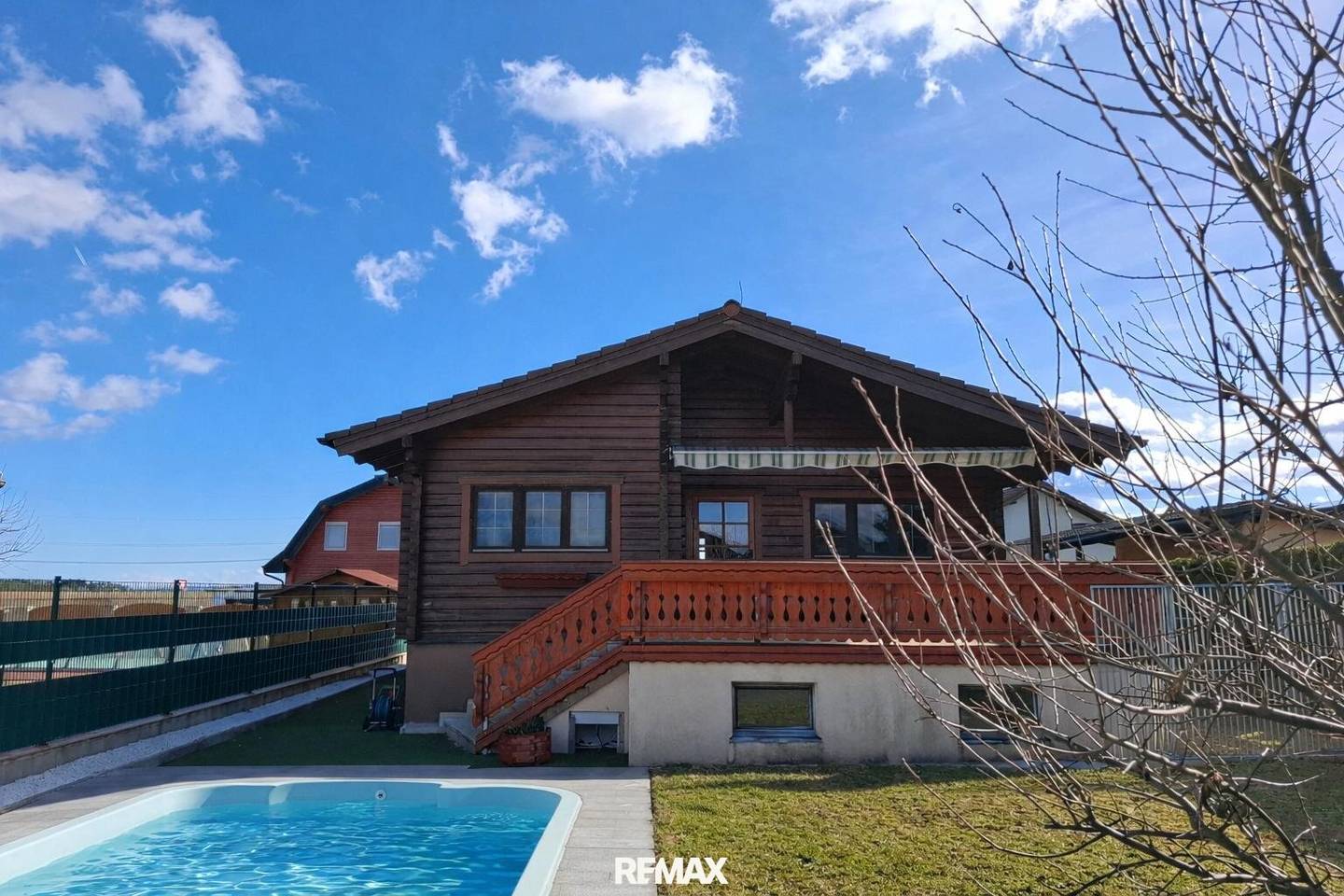 Holzblockhaus mit Pool und Terrasse in Steinbrunn