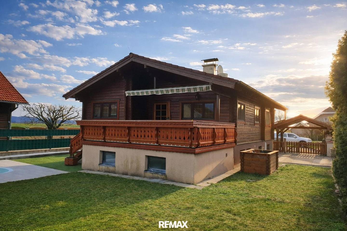 Holzblockhaus mit Pool und Terrasse in Steinbrunn
