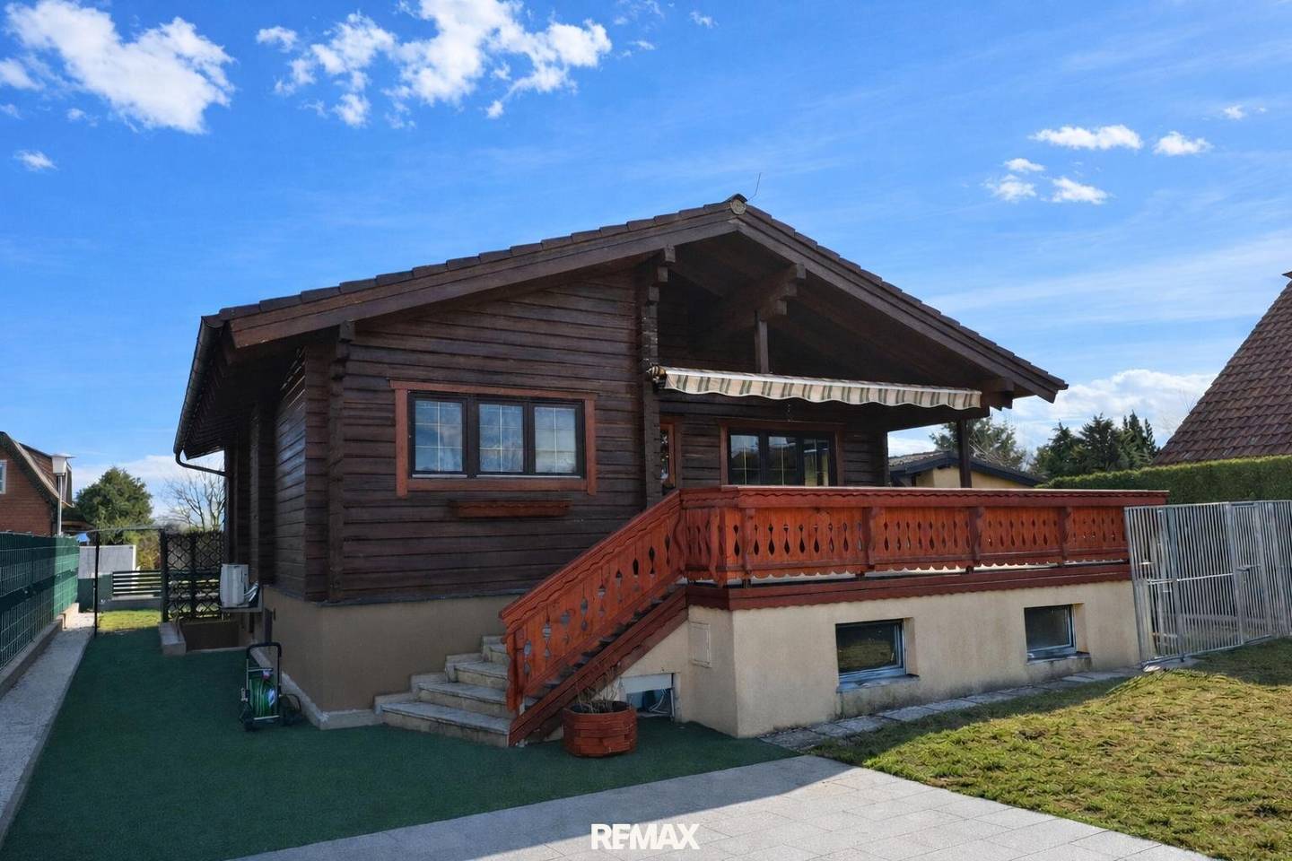 Holzblockhaus mit Pool und Terrasse in Steinbrunn