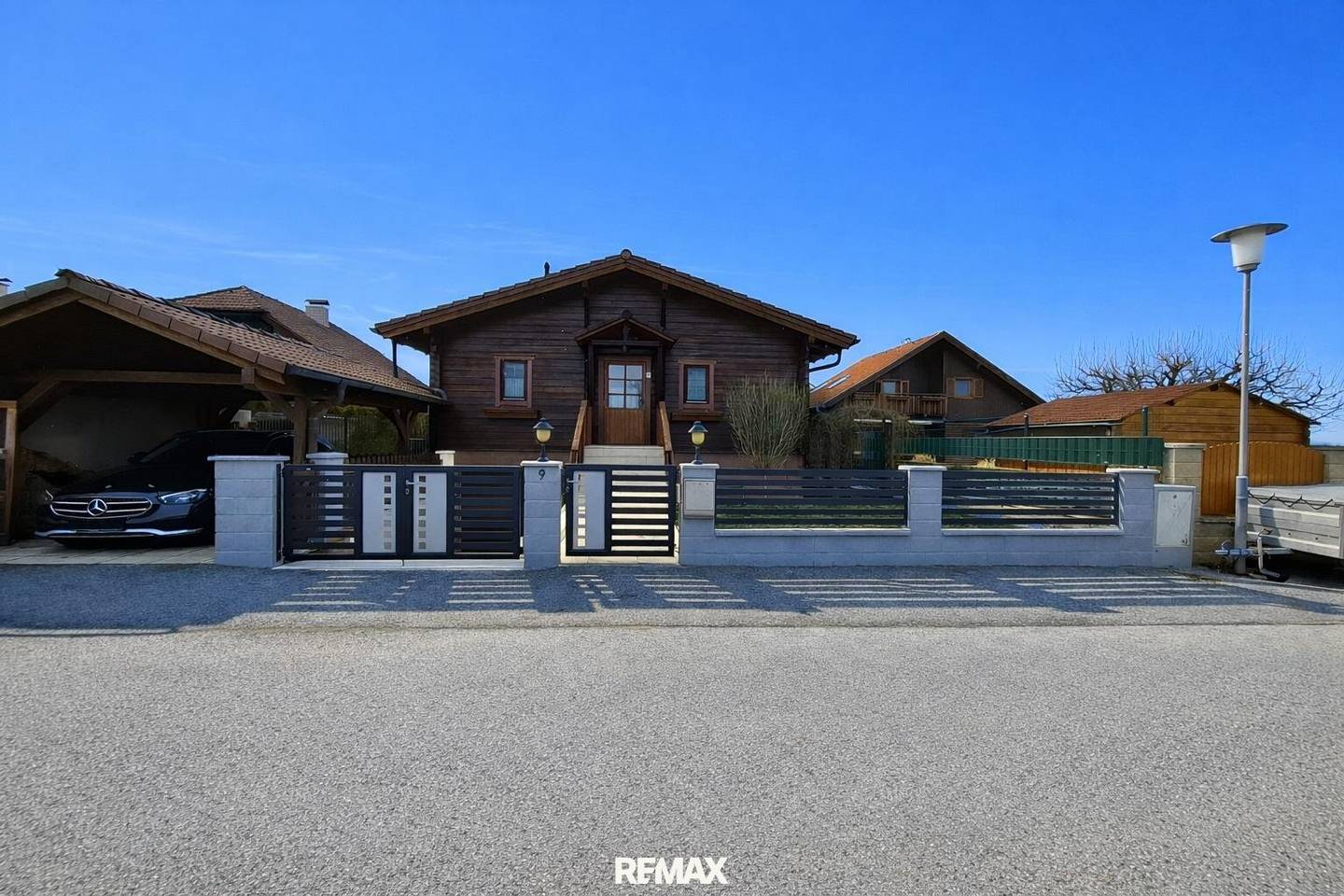 Holzblockhaus mit Pool und Terrasse in Steinbrunn