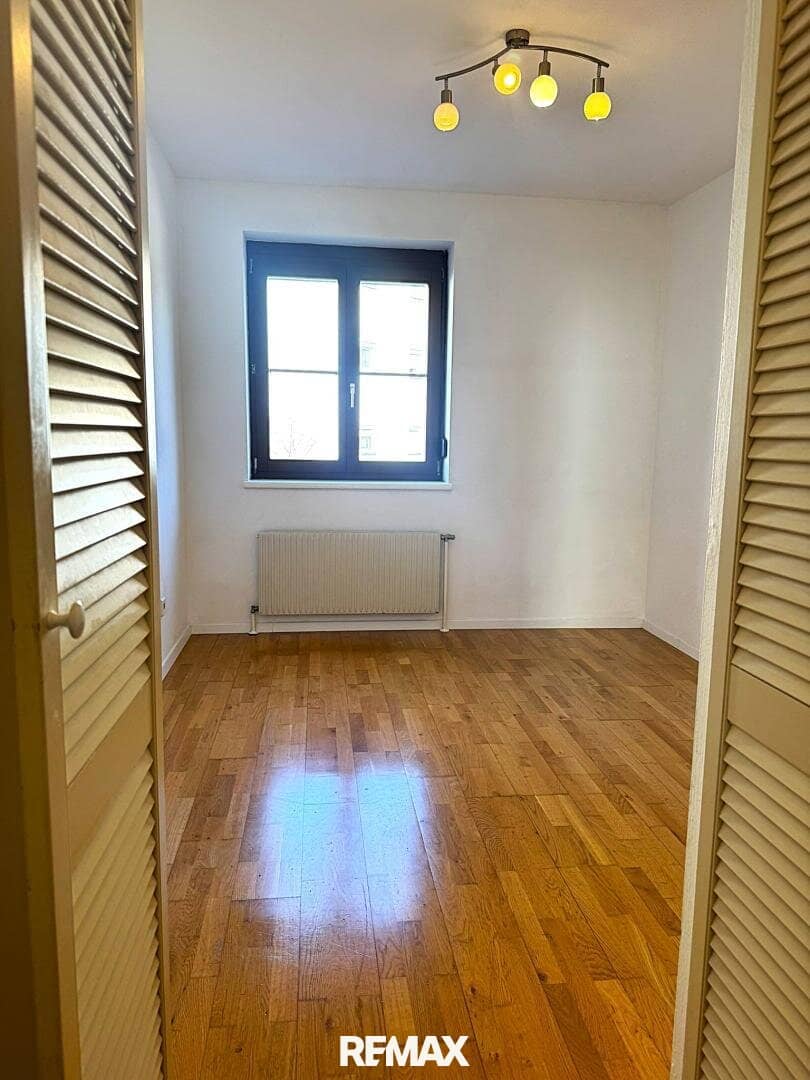 Wohnung im Erdgeschoss mit Kamin und Garten