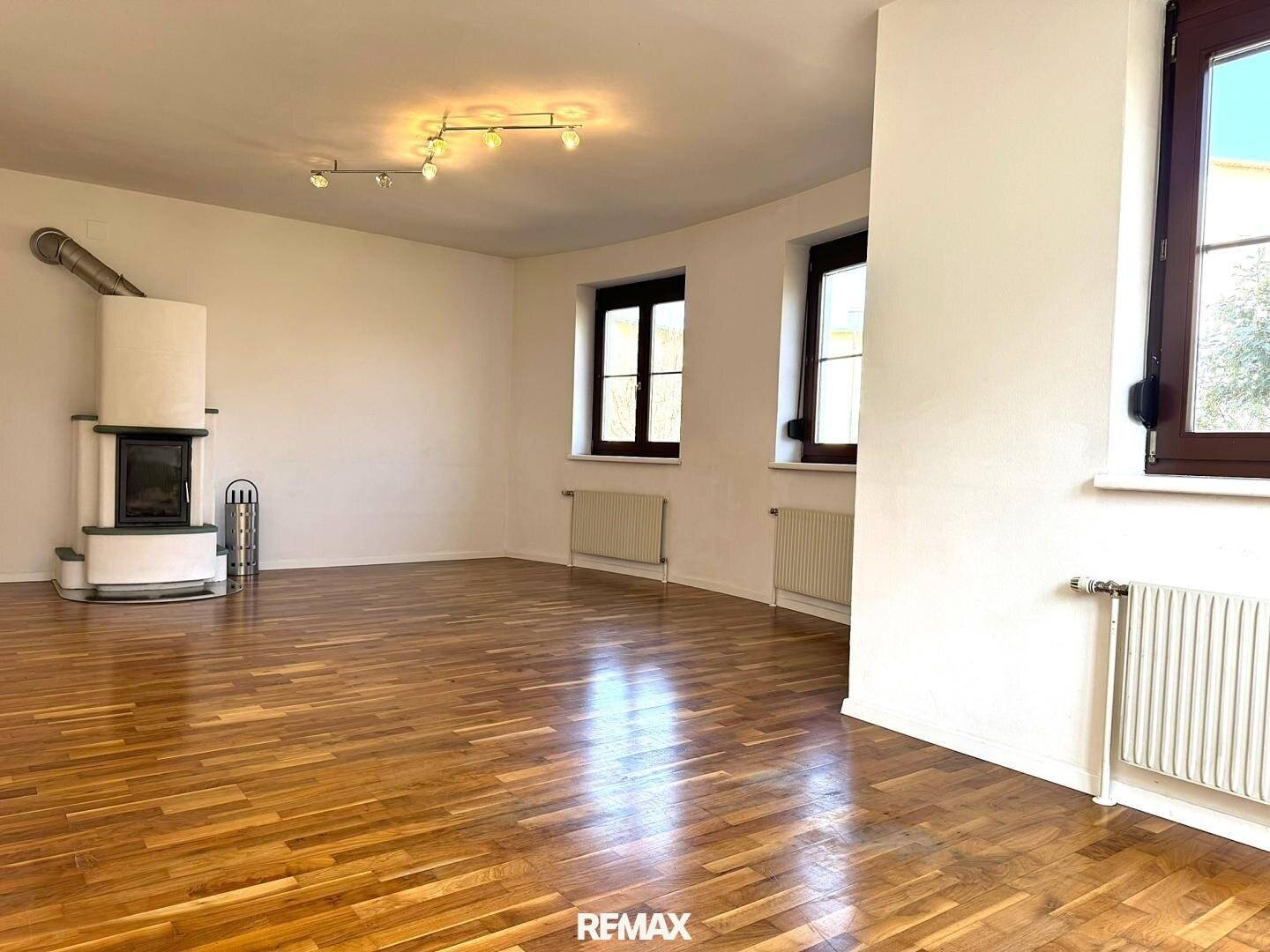 Wohnung im Erdgeschoss mit Kamin und Garten