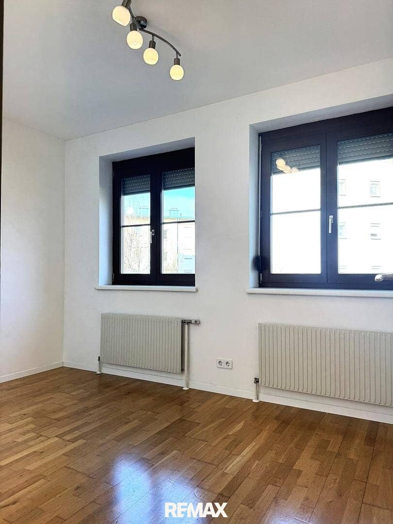 Wohnung im Erdgeschoss mit Kamin und Garten