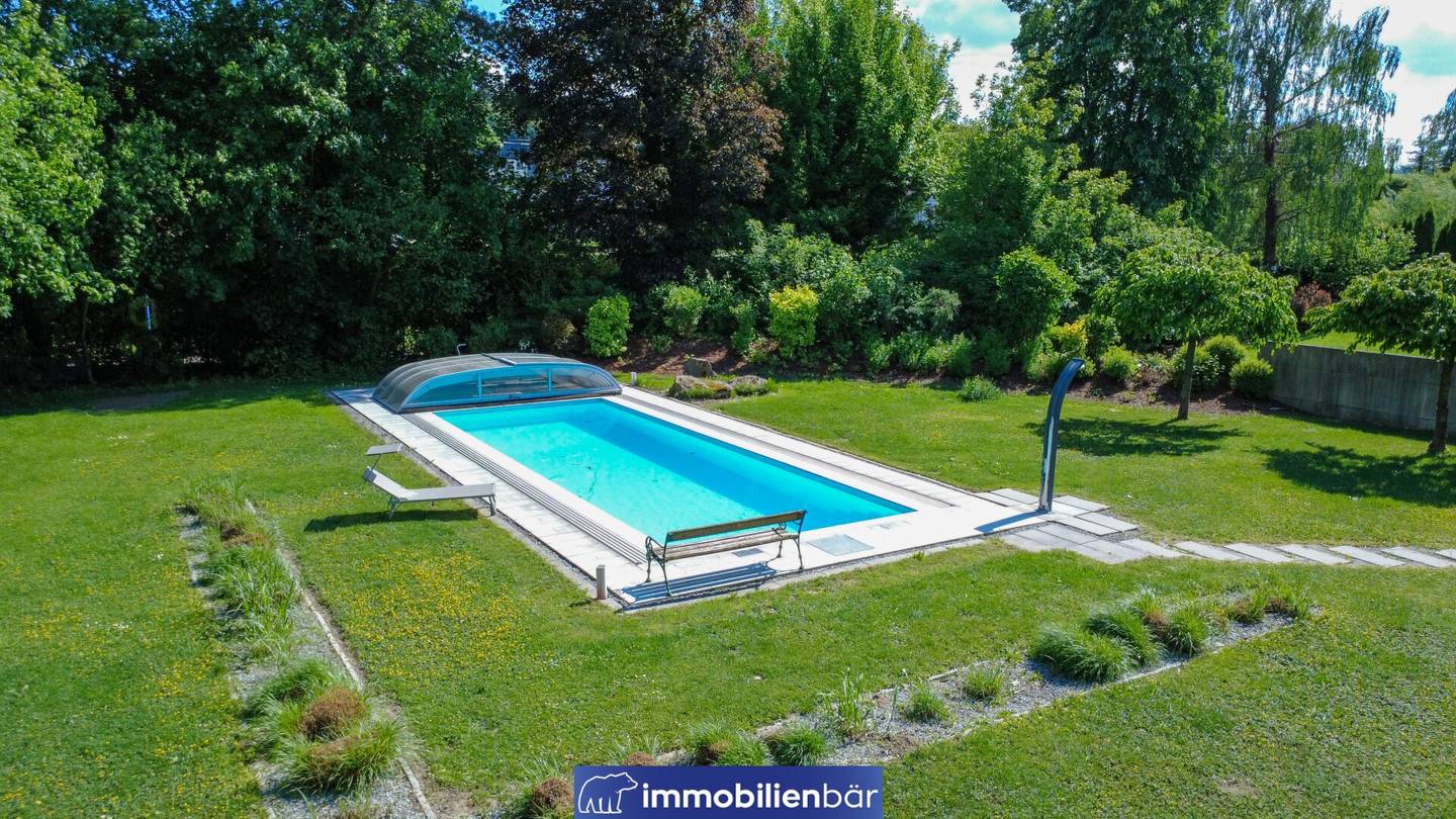 Erdgeschosswohnung mit zwei privaten Gärten und Pool