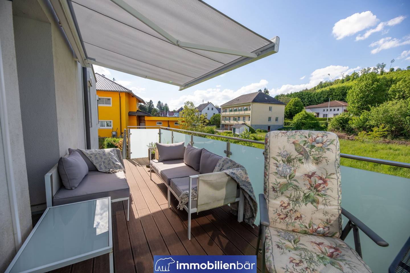 Erdgeschosswohnung mit zwei privaten Gärten und Pool