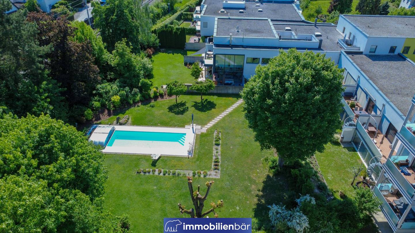 Erdgeschosswohnung mit zwei privaten Gärten und Pool