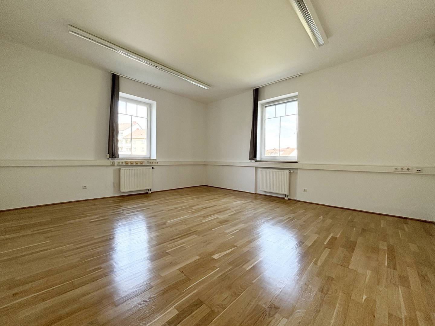 Period apartment on the first floor with balcony