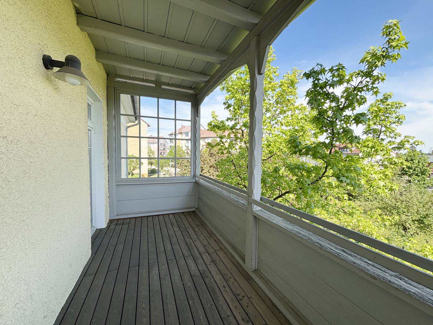 Period apartment on the first floor with balcony
