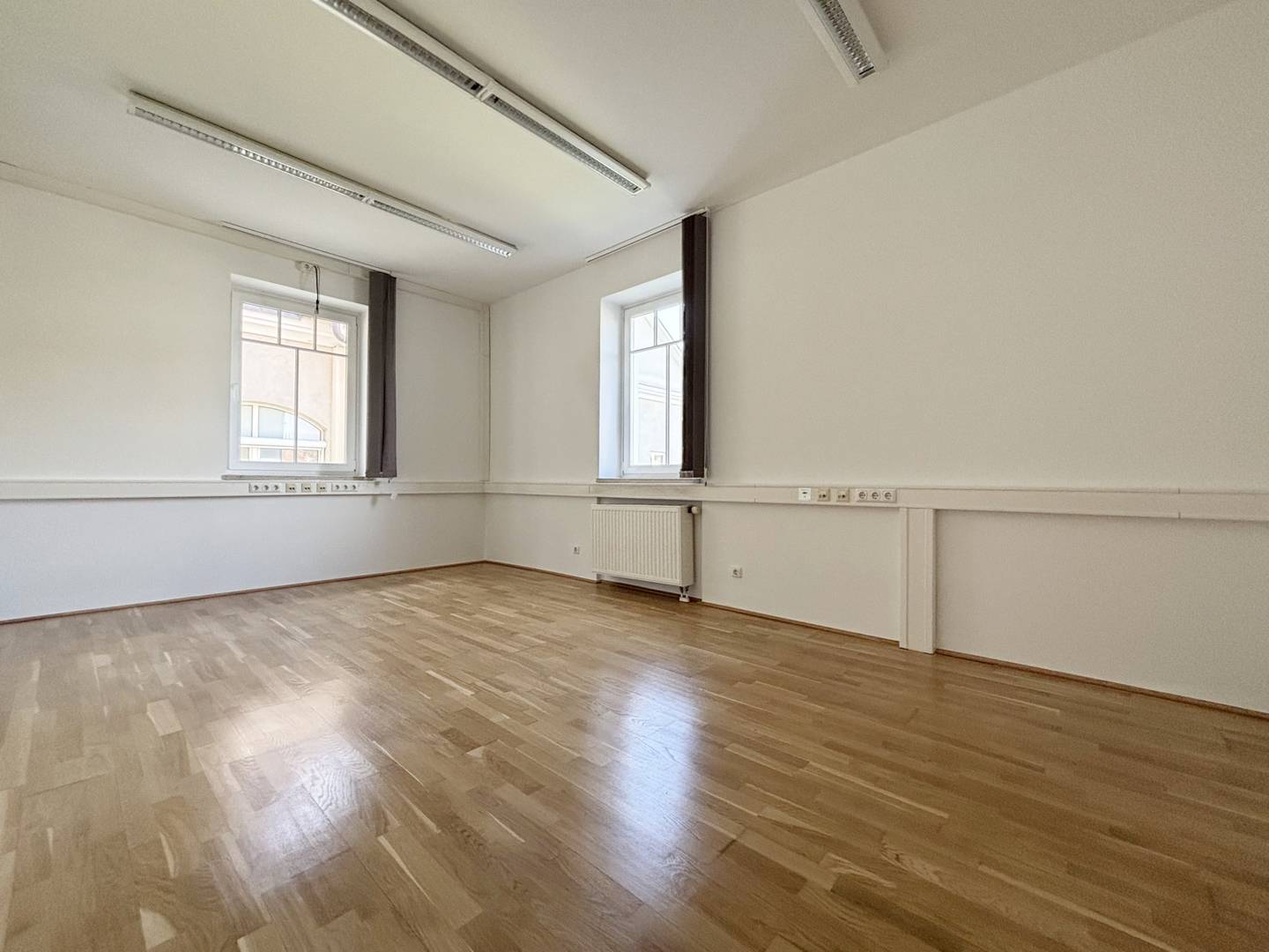 Period apartment on the first floor with balcony