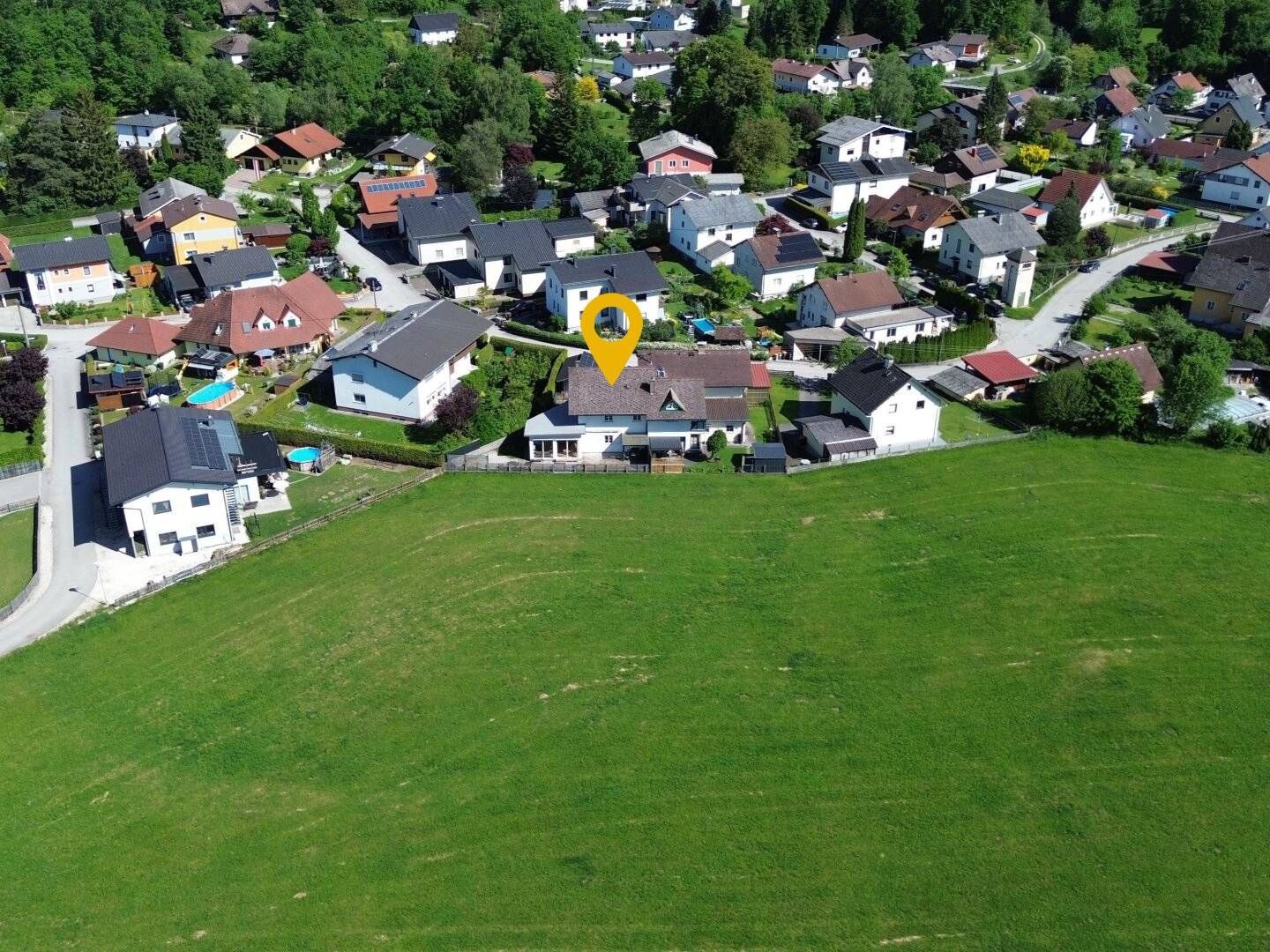 Wohnung mit Garten auf zwei Ebenen und Garage