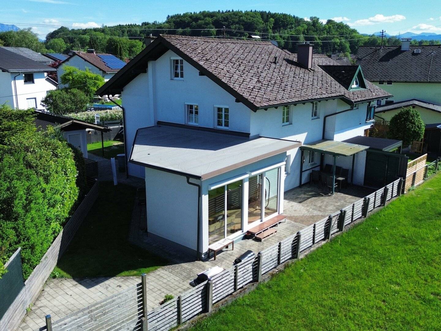 Wohnung mit Garten auf zwei Ebenen und Garage
