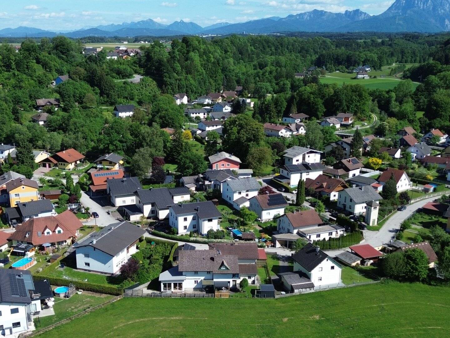 Wohnung mit Garten auf zwei Ebenen und Garage