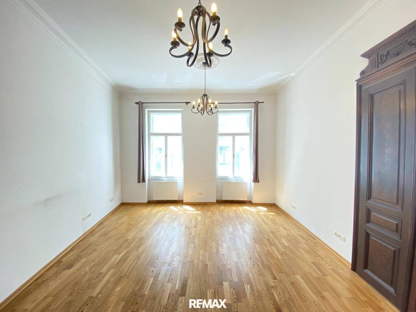 6-Room Historic Flat near Parliament