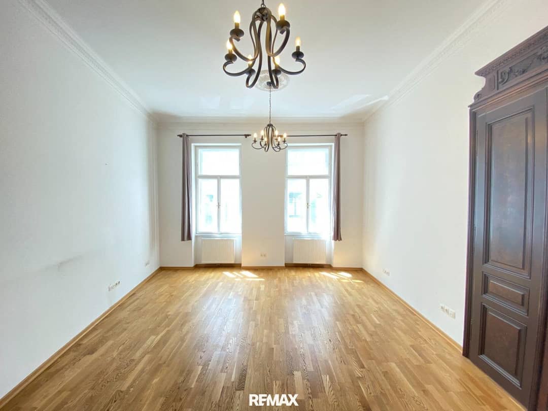 Bright 6-Room Apartment in Josefstadt