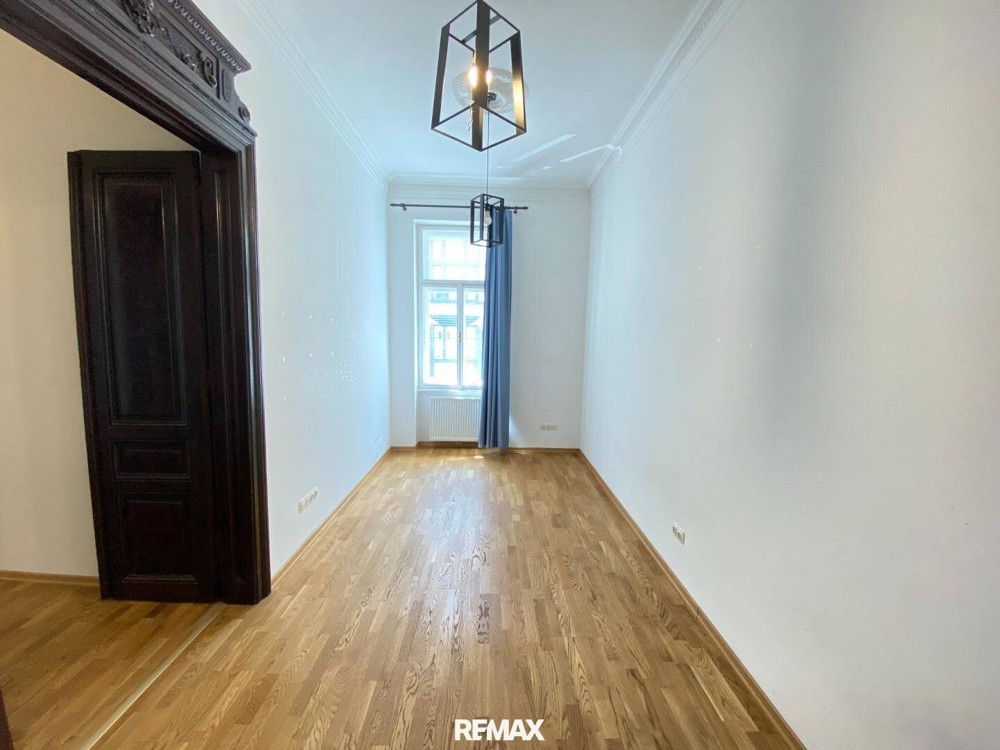 Renovated historic apartment near Parliament and City Hall
