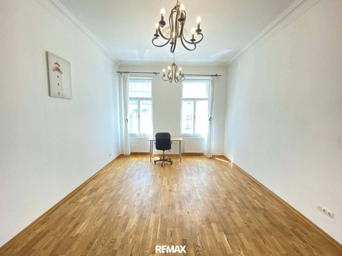 Renovated historic apartment near Parliament and City Hall