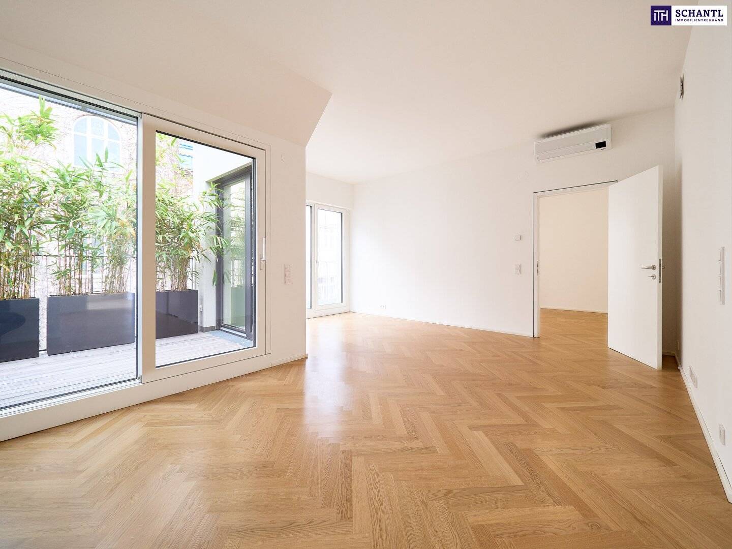Top floor apartment two terraces courtyard view