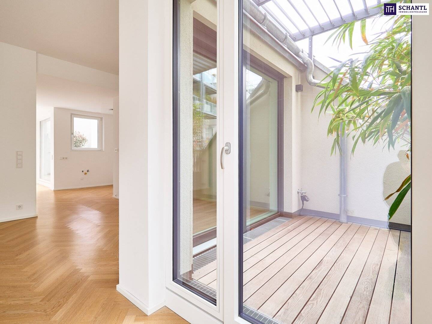 Top floor apartment two terraces courtyard view