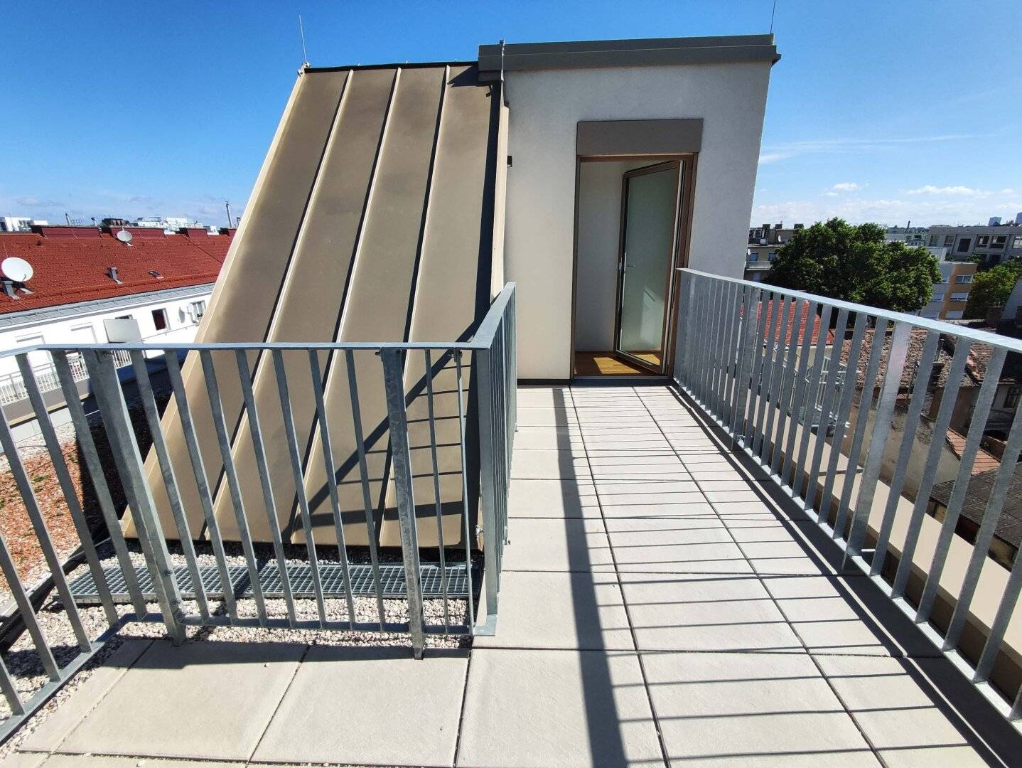 Sunny, stylish attic 3-room first occupancy with roof terrace Top 2/51