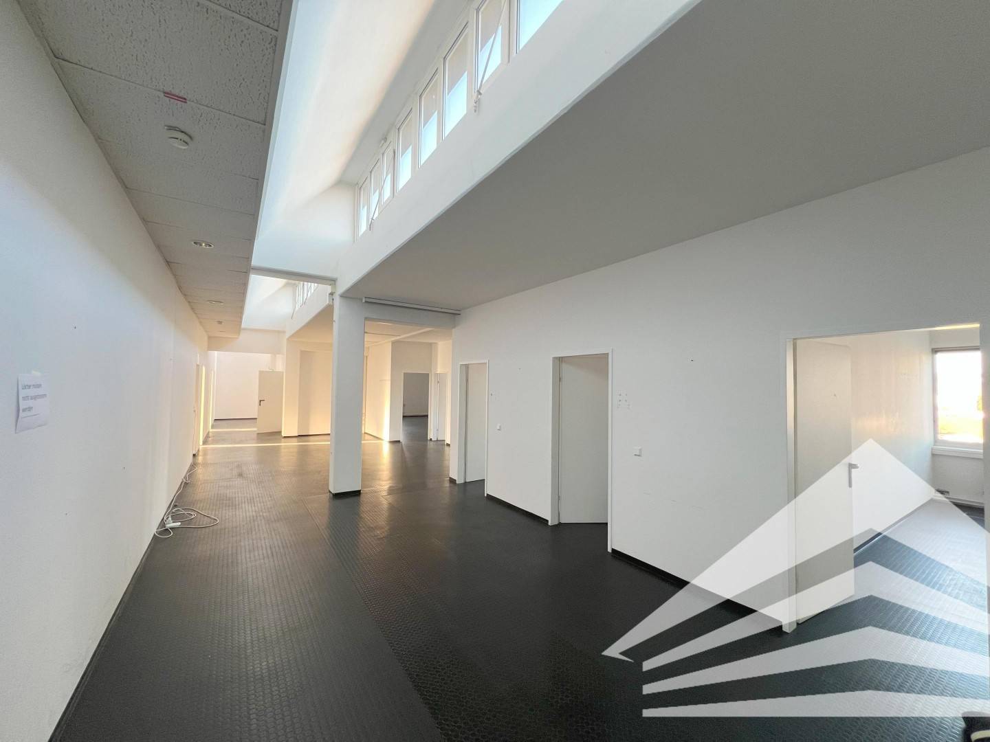 270 m² Bürofläche mit Teeküche und Parkplätzen Nähe Industriezeile!