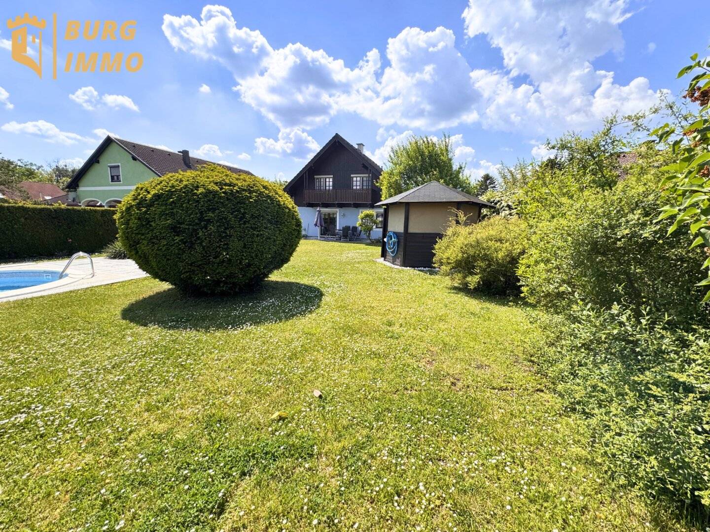 Einfamilienhaus mit Garten und Pool in Hollern