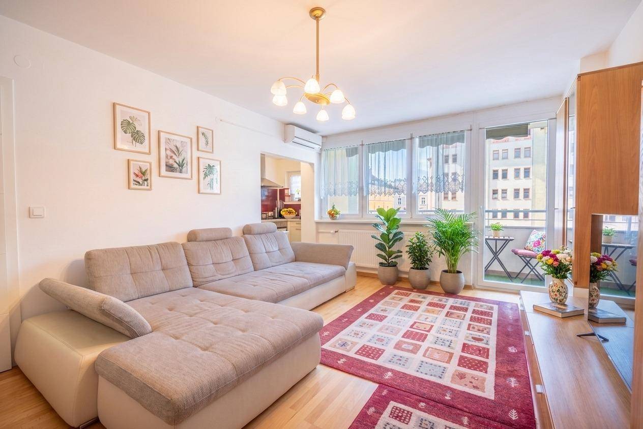 Apartment central location loggia courtyard view