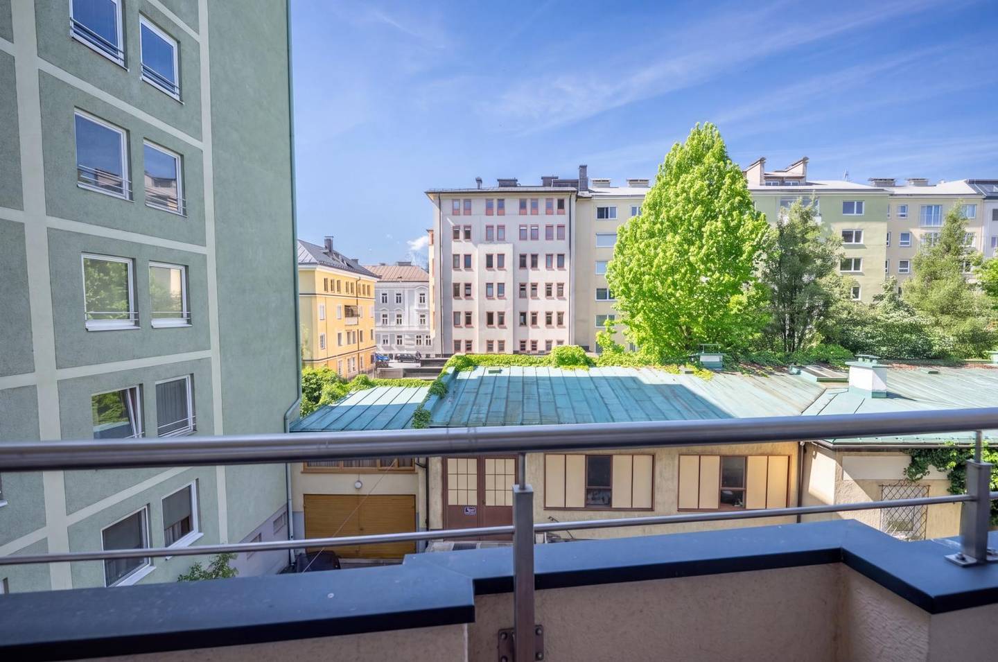 Apartment central location loggia courtyard view