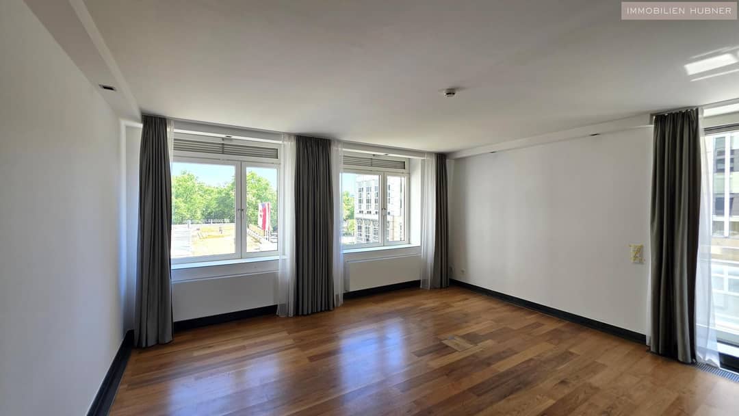 Office Space in Parkringtower with Balcony