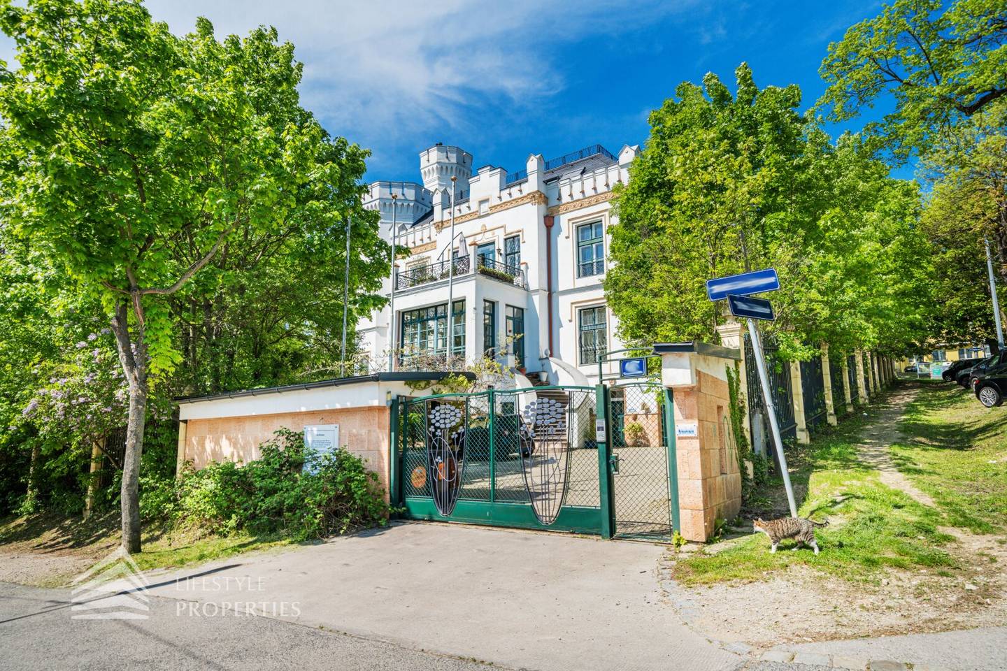14-Room Villa with Pool and Rooftop Terrace