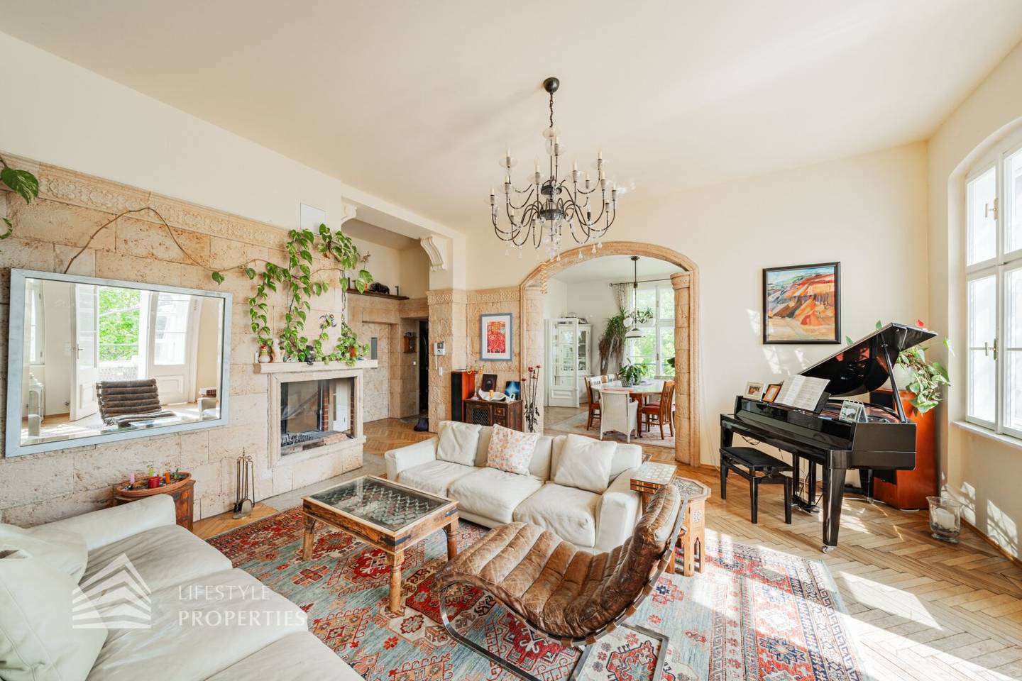 14-Room Villa with Pool and Rooftop Terrace