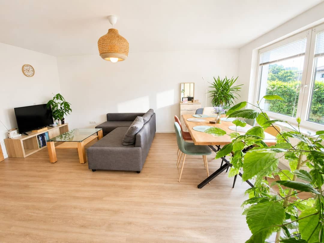 Kernsanierte 4 Zimmer Wohnung mit zwei Loggien