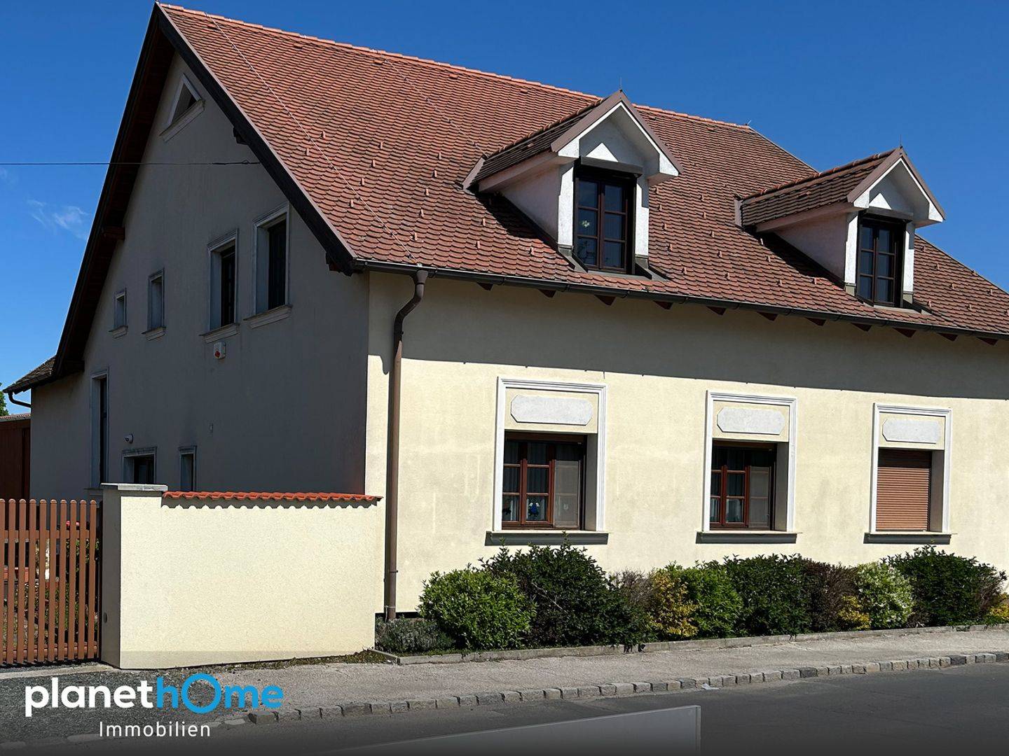 Einfamilienhaus mit Werkstatt und Halle
