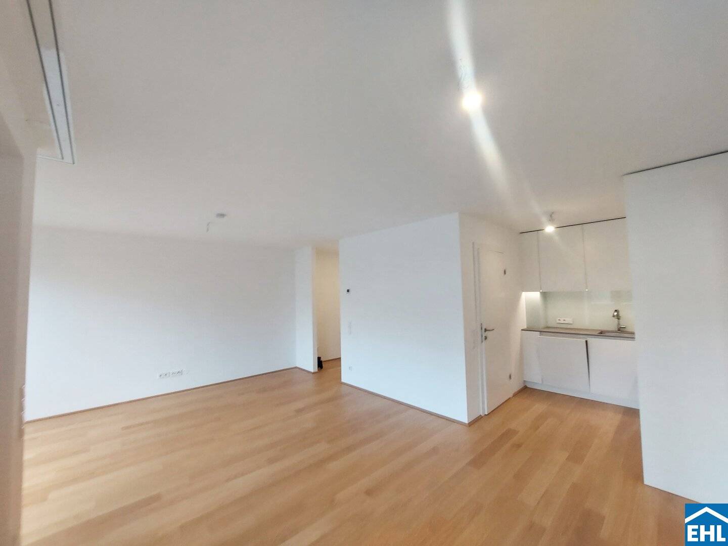 Apartment with loggia near Akh and transport links