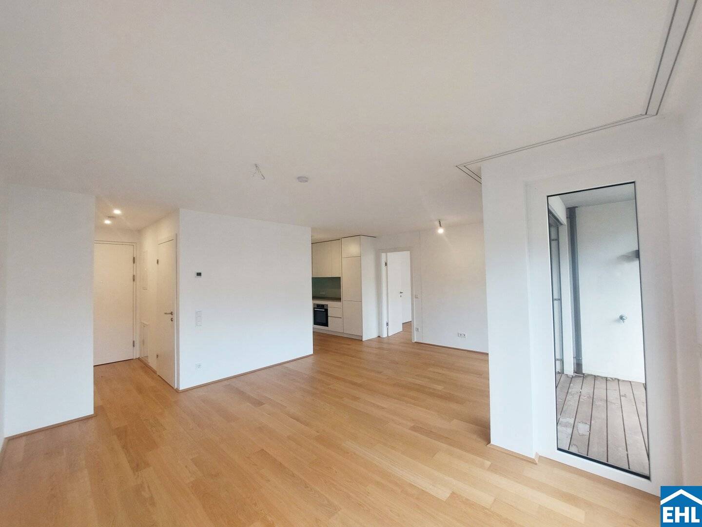 Apartment with loggia near Akh and transport links