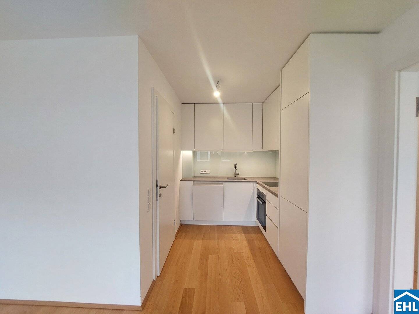 Apartment with loggia near Akh and transport links