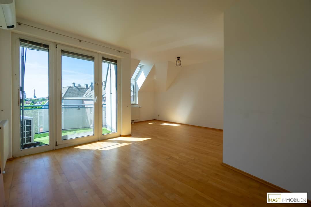 Attic apartment with balcony in a quiet green setting