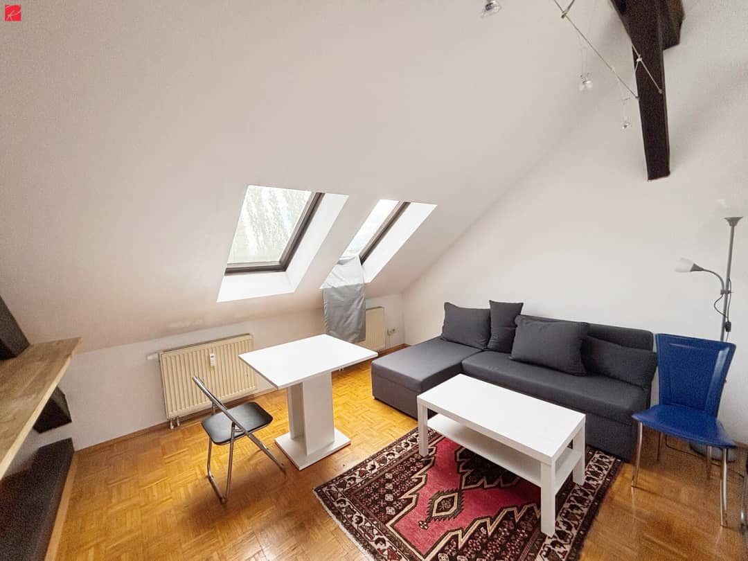 Light-flooded attic apartment with loggia and elevator