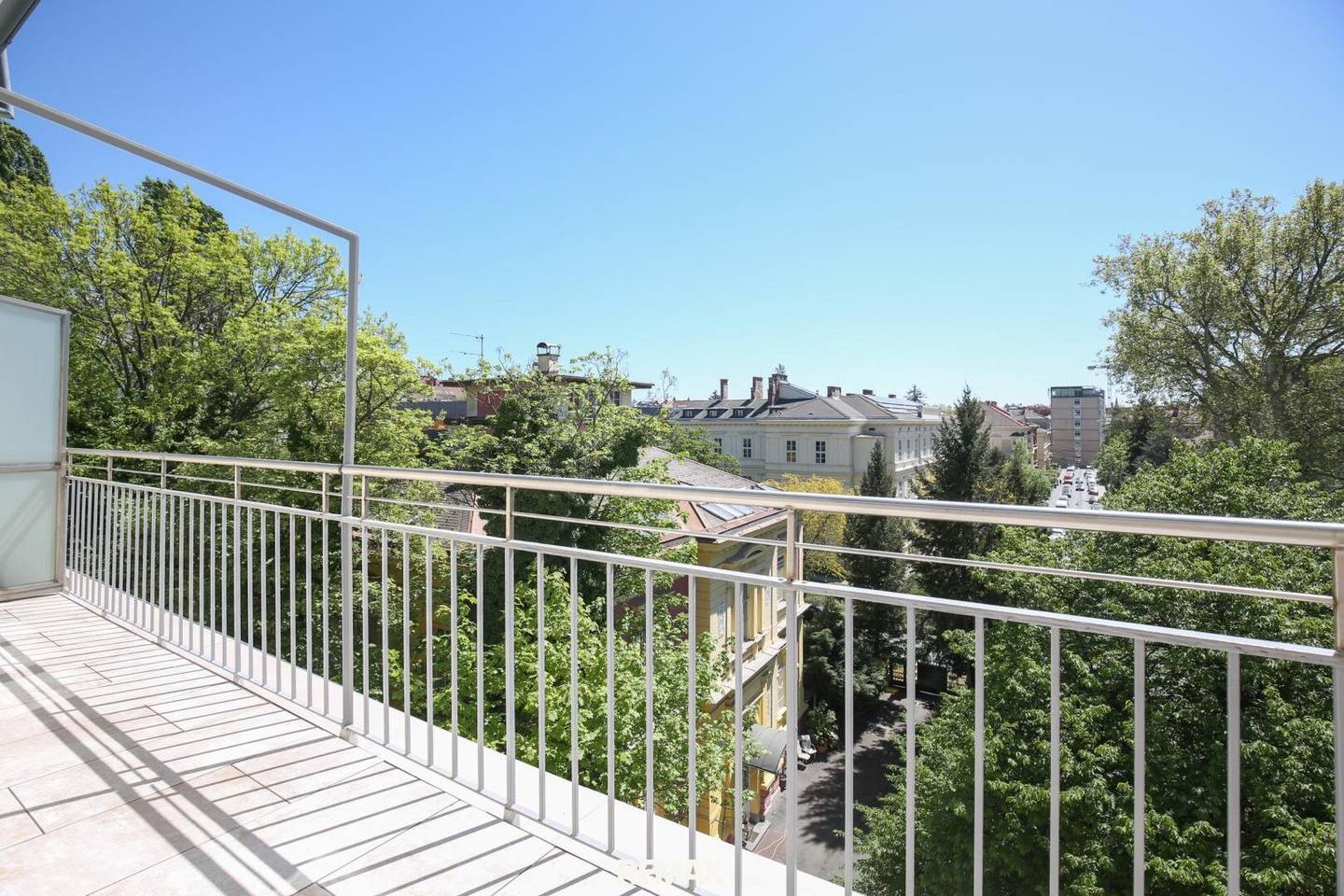 Apartment sunny balcony and private Laubengang