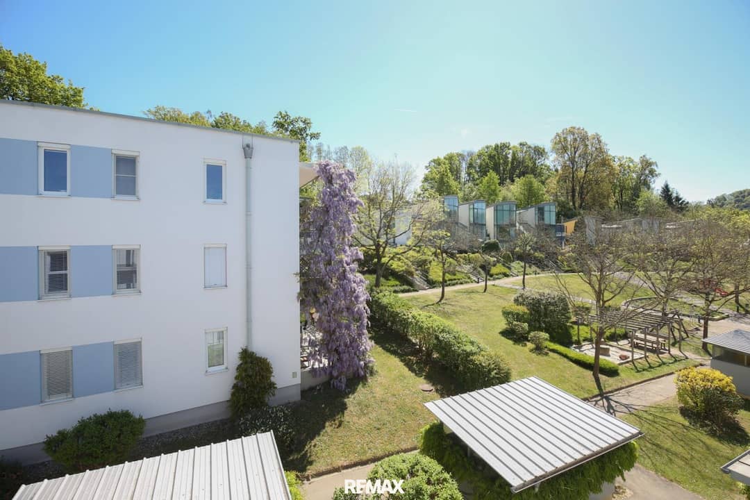 Apartment in quiet green setting with a view