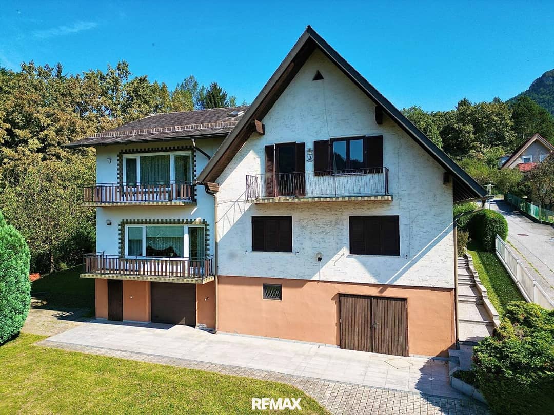 Mehrfamilienhaus mit 3 Balkonen und 2 Garagen