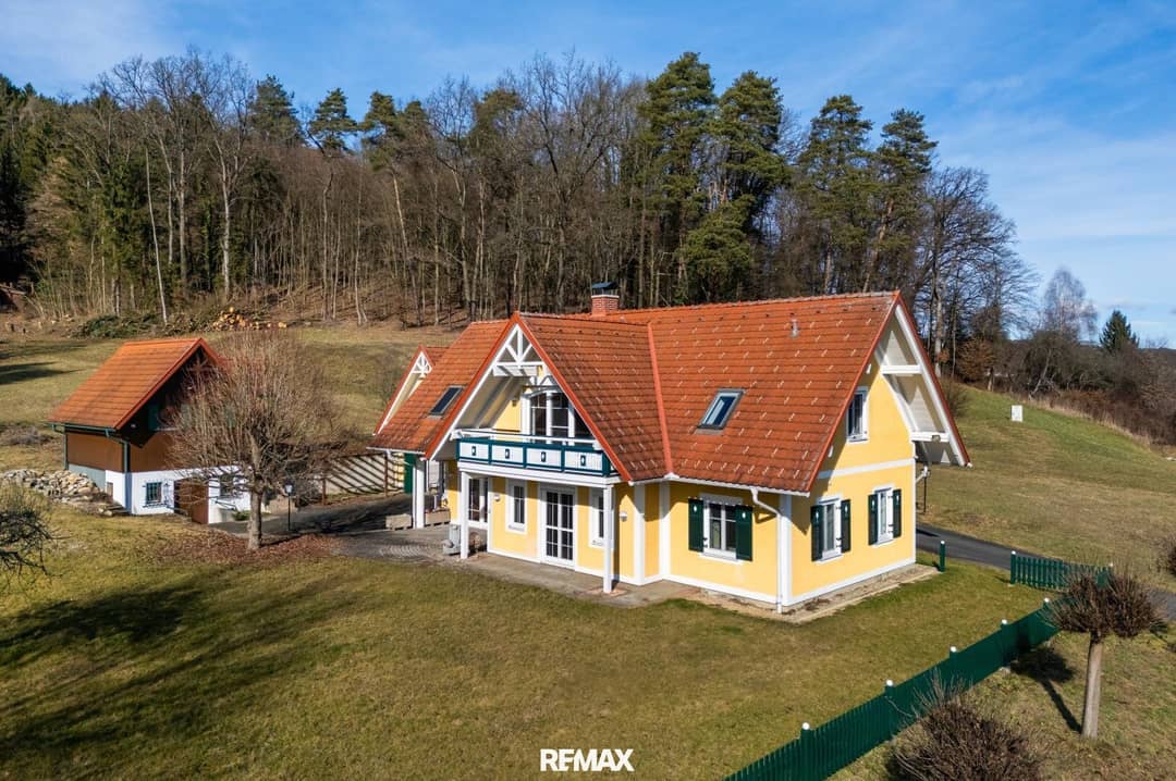 Landhausvilla mit Hof-Ensemble