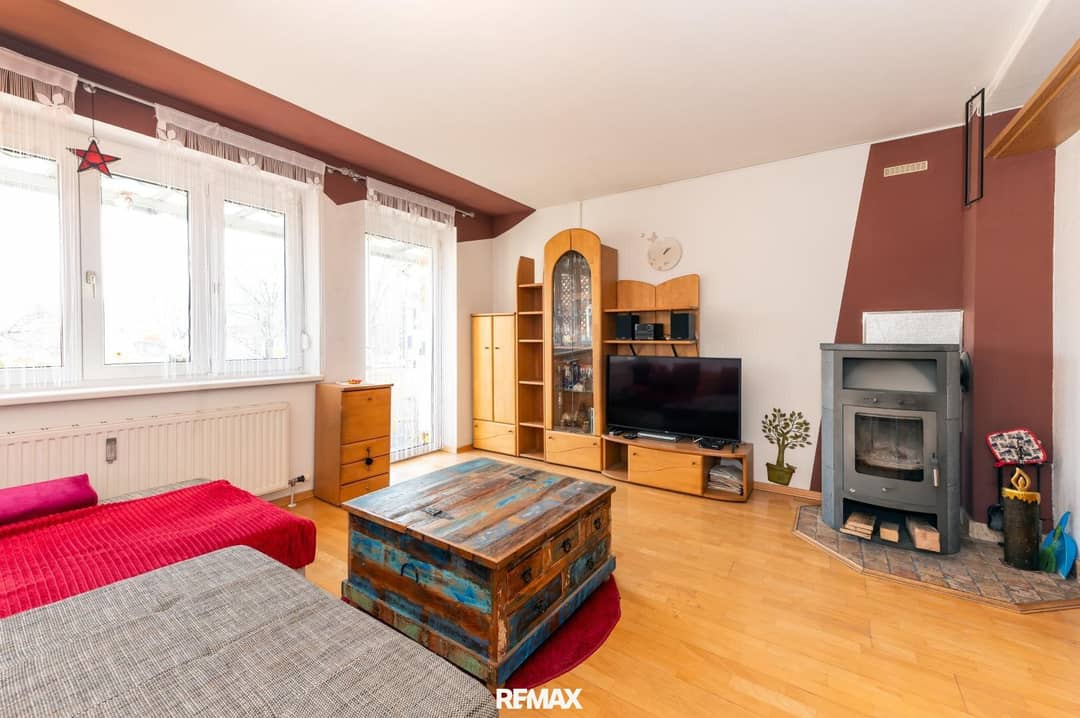 Helles Wohnzimmer mit Schwedenofen 1. OG