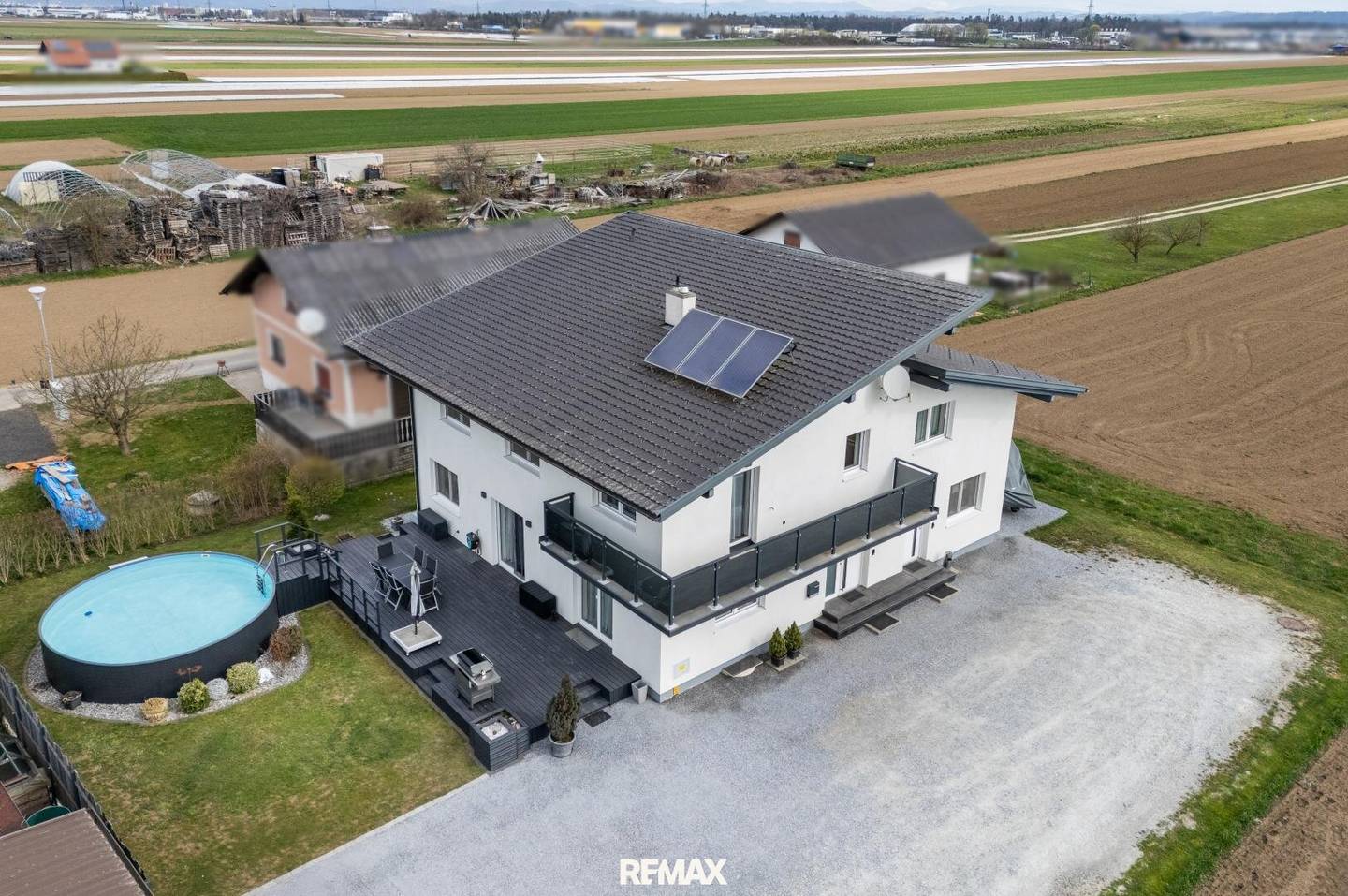 Einfamilienhaus mit Gewerbeeinheit und Pool