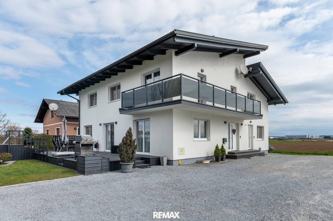 Einfamilienhaus mit Gewerbeeinheit und Pool