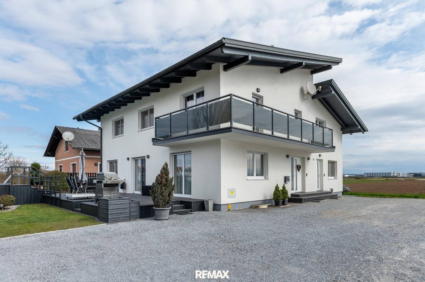 Einfamilienhaus mit Gewerbeeinheit und Pool
