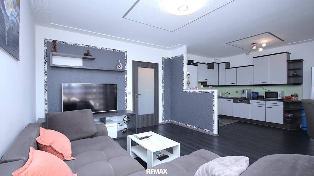 Neuwertige Wohnung mit Balkon und Carport