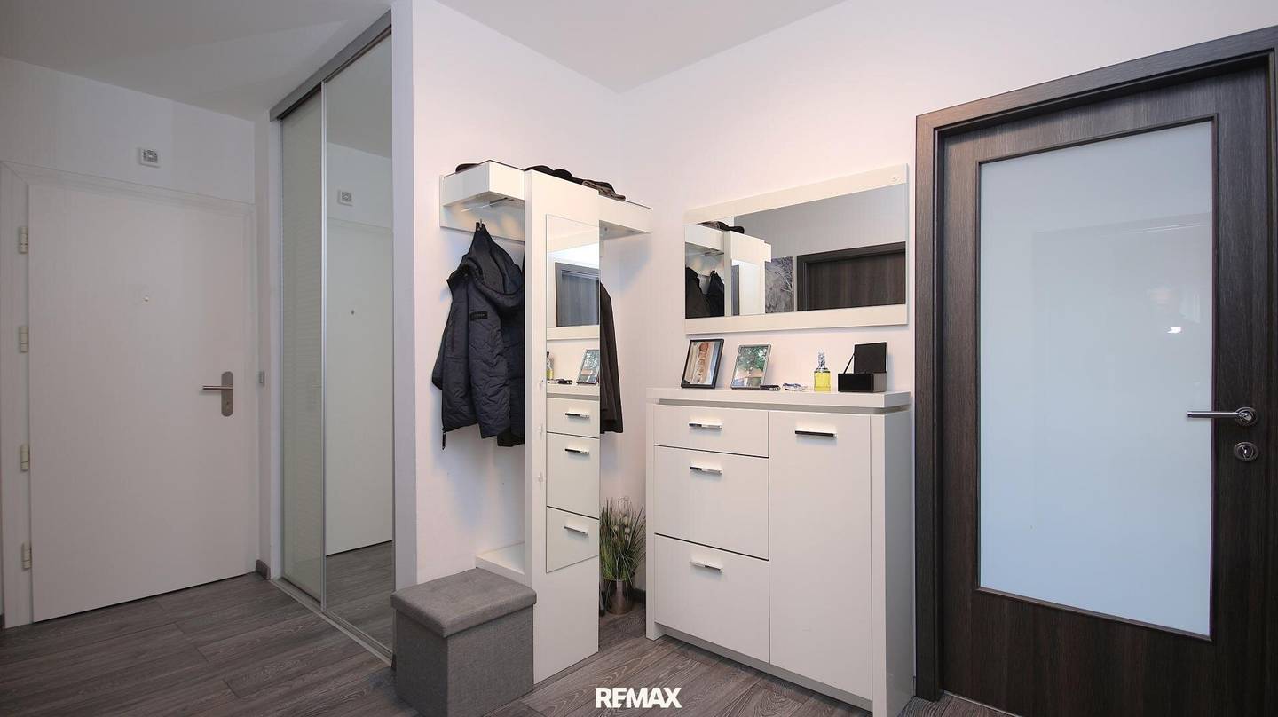 Neuwertige Wohnung mit Balkon und Carport