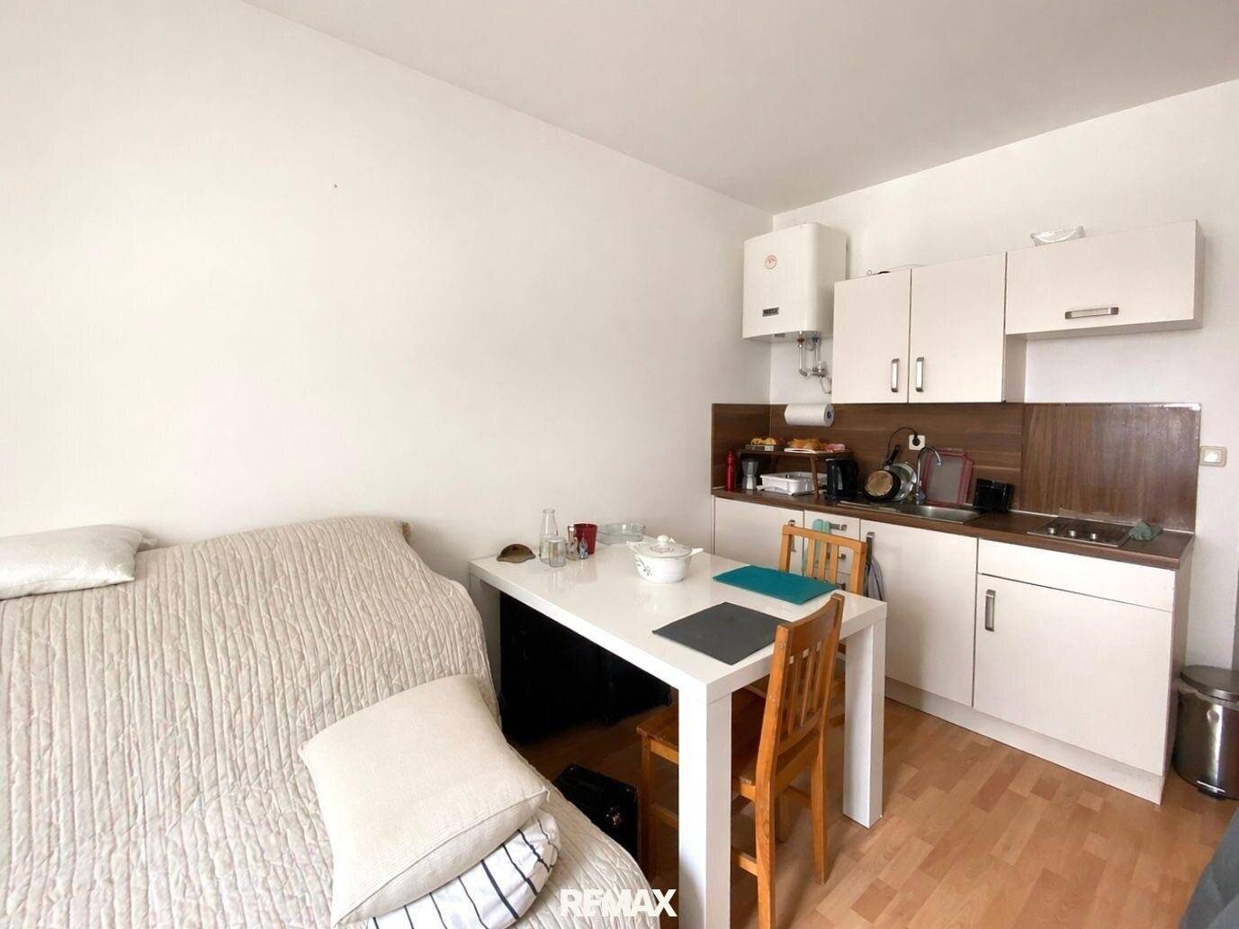 Apartment investment property near supermarket